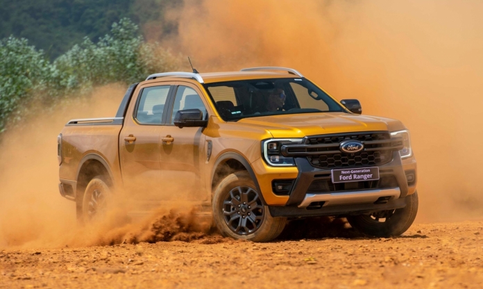 Ford Ranger tiếp tục 'độc chiếm' phân khúc bán tải, Hilux 'hụt hơi' trước Triton