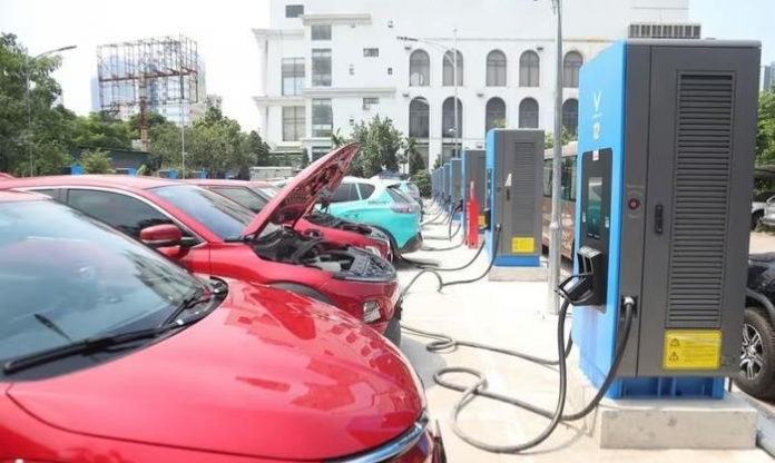Hà Nội đề xuất thí điểm trạm sạc, tủ đổi pin xe điện tại các bãi đỗ công cộng