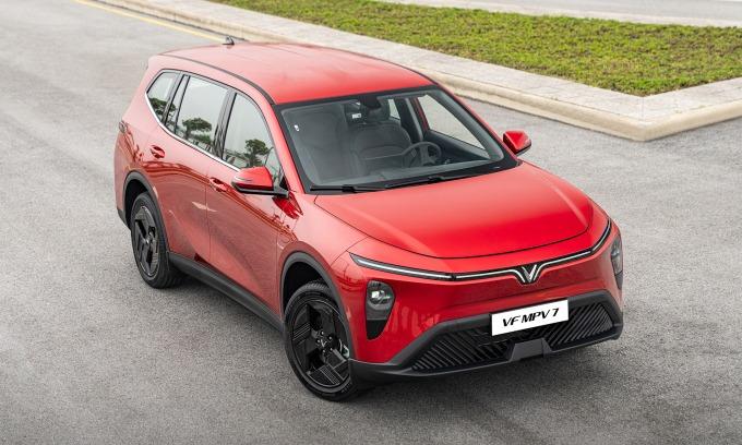 Giá 819 triệu đồng, VinFast VF MPV 7 được bổ sung loạt tiện ích gì so với Limo Green?