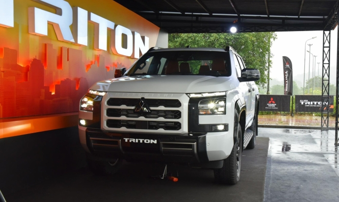 Toyota Hilux Trailhunter và Mitsubishi Triton Athlete: Mẫu bán tải nào đáng mua hơn trong tầm giá 900 triệu đồng?