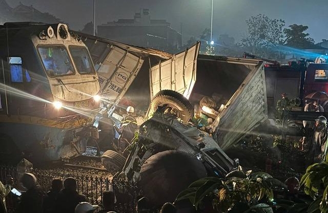 Tai nạn đường sắt tại Hà Nội: Cảnh báo thói quen coi thường tín hiệu giao thông