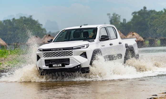 Toyota Hilux vươn lên ngoạn mục, Ford Ranger lần đầu bị soán ngôi sau nhiều năm thống trị phân khúc bán tải