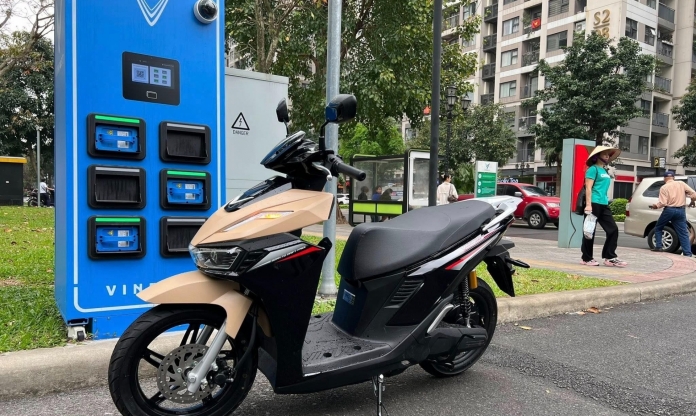 Lộ ảnh xe máy điện VinFast Viper ngoài đời thực, sẵn sàng bàn giao đến khách Việt