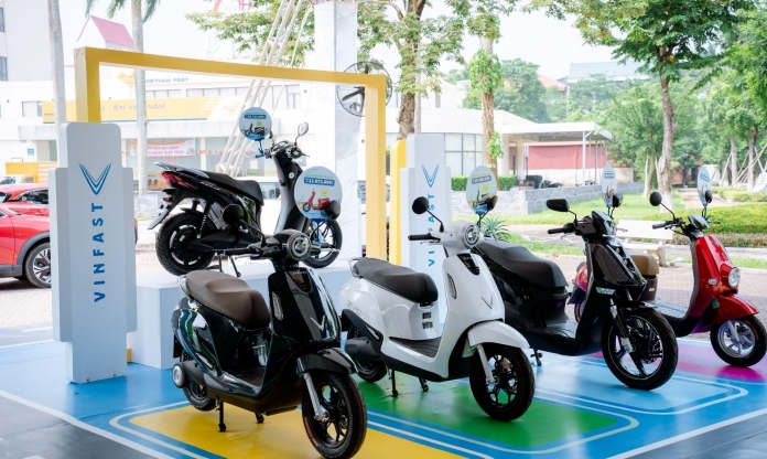 Mua xe máy điện: Người dùng Việt nên chọn sạc pin tại nhà hay đổi pin cho tiện?