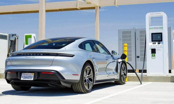 Giá xăng leo thang, lượng tìm kiếm về xe điện tăng mạnh: Cơ hội vàng cho EV?