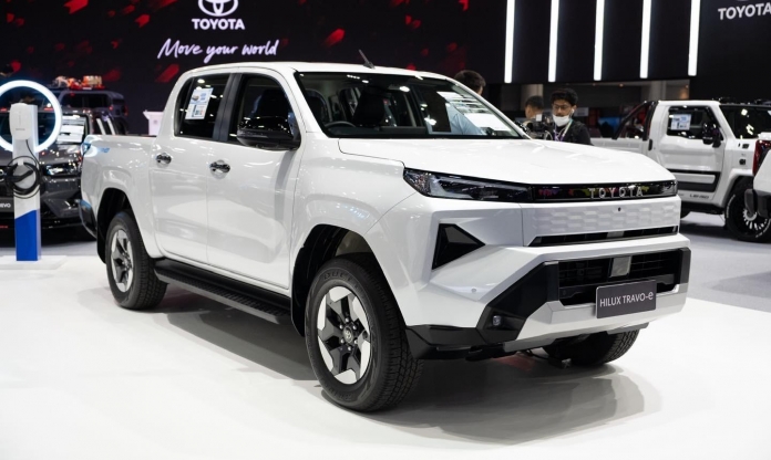 Cận cảnh Toyota Hilux bản chạy điện: Thiết kế hiện đại, tầm vận hành hơn 300 km/sạc
