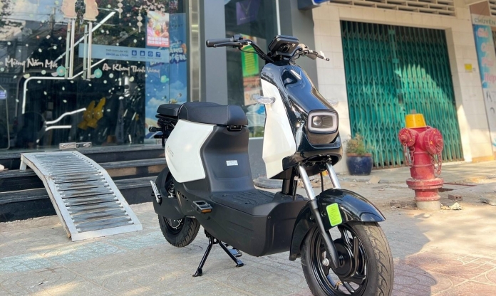 Ảnh thực tế VinFast Amio tại đại lý: Xe máy điện có bàn đạp, chạy tối đa 65 km/sạc