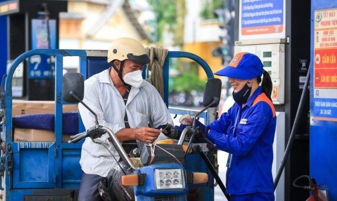 Giá xăng dầu hôm nay 30/4: Đồng loạt tăng mạnh