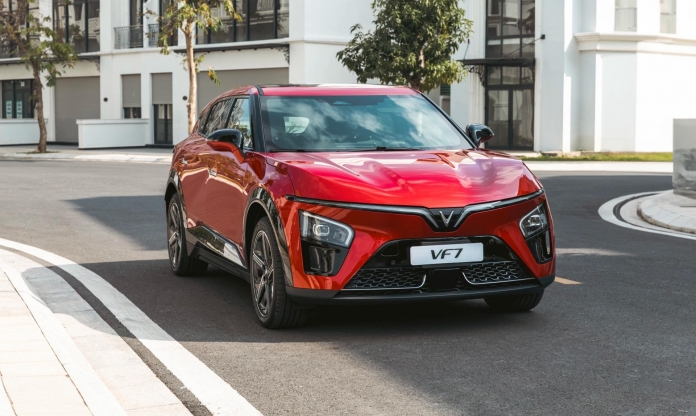 VinFast VF 7 lần đầu vượt Mazda CX-5 để trở thành mẫu SUV hạng C bán chạy nhất tháng 3/2026