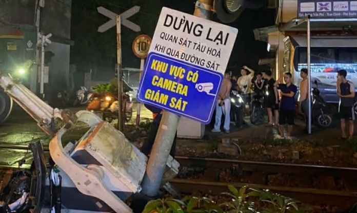 Tai nạn đường sắt gia tăng: Cảnh báo từ những cú va chạm giữa ô tô và tàu hỏa