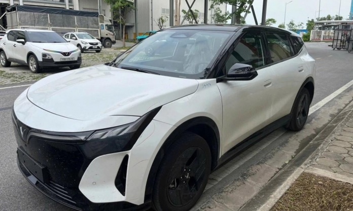 VinFast VF 8 thế hệ mới xuất hiện tại nhà máy với thiết kế 'lột xác'