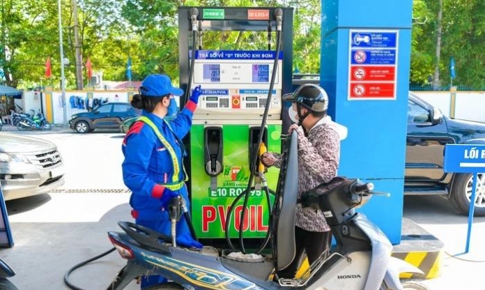 Đổ xăng E10 khi bình còn xăng cũ có ảnh hưởng gì đến xe?