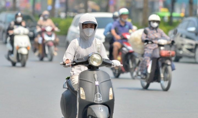 Đi xe máy ngày nắng gắt: Chống nắng sai cách có thể gây mất an toàn