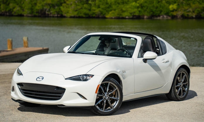 Mazda MX-5 bản mui trần dạng cứng nhận cọc tại Việt Nam, dự kiến giao xe vào tháng 10/2026