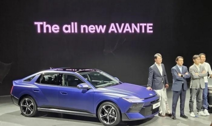 Hyundai Elantra thế hệ mới trình làng: Thiết kế góc cạnh hơn, nội thất tràn ngập công nghệ