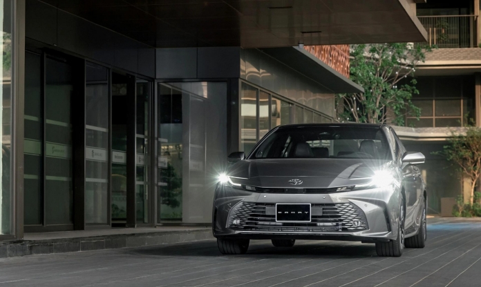 Toyota Camry Hybrid tại Việt Nam có giá khởi điểm mới từ tháng 7/2026