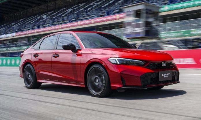 Honda Civic e:HEV 2026 tăng công nghệ an toàn, bản RS có thêm giả lập sang số