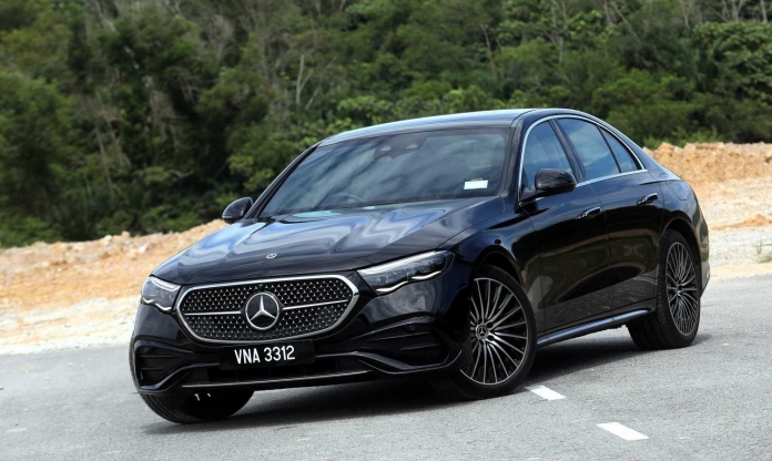 Rộ tin Mercedes-Benz E-Class sắp có thêm bản PHEV tại Việt Nam, chạy thuần điện hơn 100 km