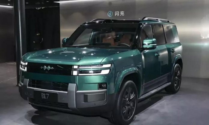 Rộ tin SUV hybrid BYD Ti7 sắp bán tại Việt Nam: Thiết kế vuông vức gợi nhớ Defender, chạy thuần điện 155 km