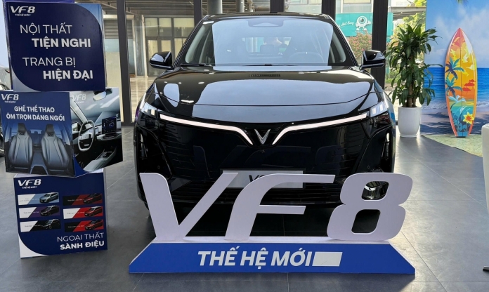 Ảnh thực tế VinFast VF 8 thế hệ mới tại đại lý: Bản thương mại thay đổi những gì so với bản trưng bày?
