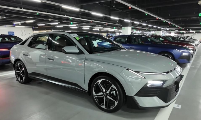 Cận cảnh Hyundai Elantra thế hệ mới: Dáng xe thể thao hơn, màn hình tới 14,6 inch