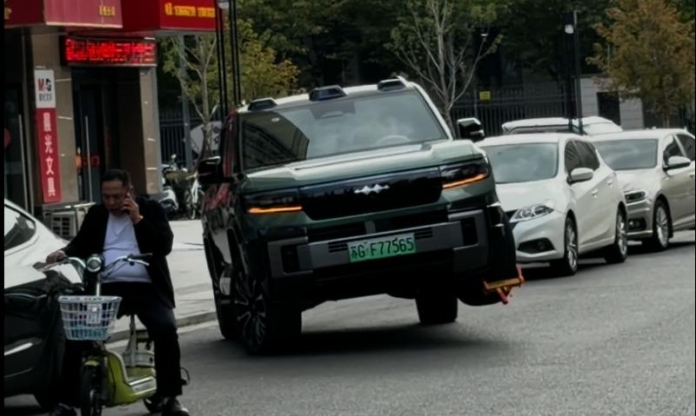 Tưởng bị khóa bánh là hết đường đi, SUV Trung Quốc khiến nhiều người bất ngờ