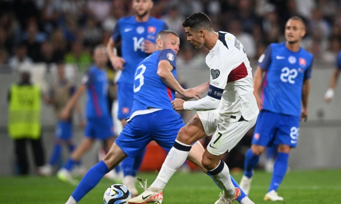 Ronaldo thoát thẻ đỏ, Bồ Đào Nha chạm một tay vào vé dự Euro 2024