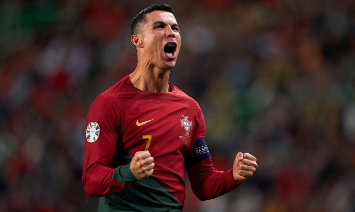 Vừa lên đỉnh cùng ĐT Bồ Đào Nha, Ronaldo nhận ngay vinh dự số 1 lịch sử