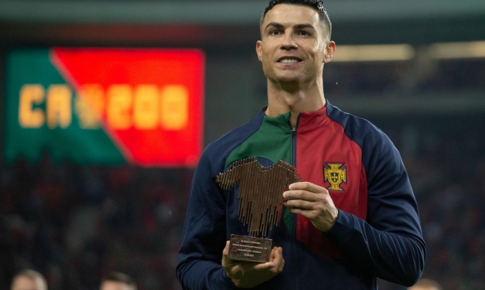 Vừa leo lên số 1 thế giới, Ronaldo đã bị bắt kịp bởi đối thủ khủng