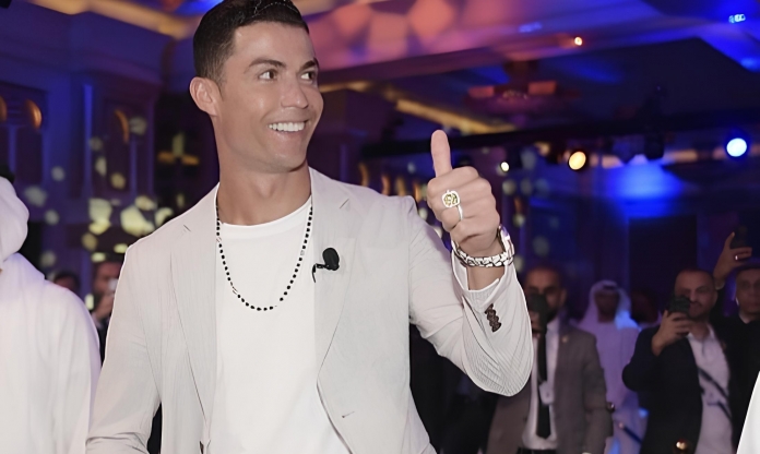 Bắt tay gã khổng lồ, Ronaldo sẽ nhận vinh dự đáng ra thuộc về Messi