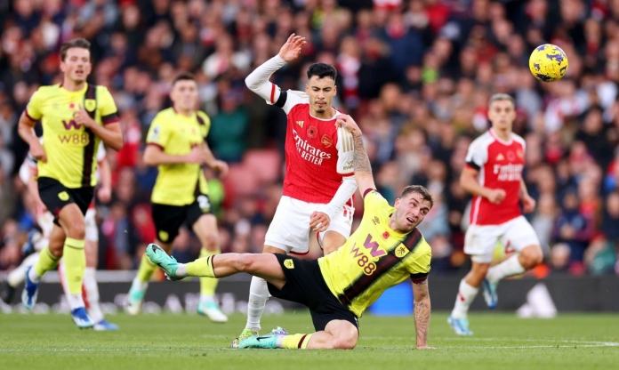 Thắng trong thế thiếu người, Arsenal áp sát ngôi đầu của Man City