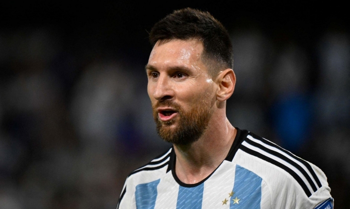 Túm cổ đối thủ không bị phạt, Messi lần đầu lên tiếng