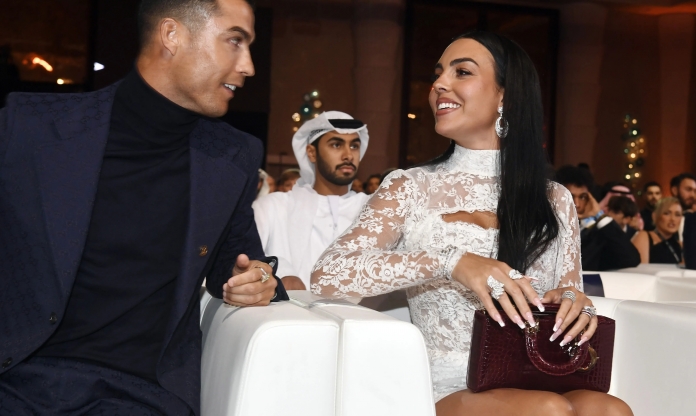Ronaldo bắn tín hiệu sau khi càn quét giải thưởng Quả bóng vàng Dubai