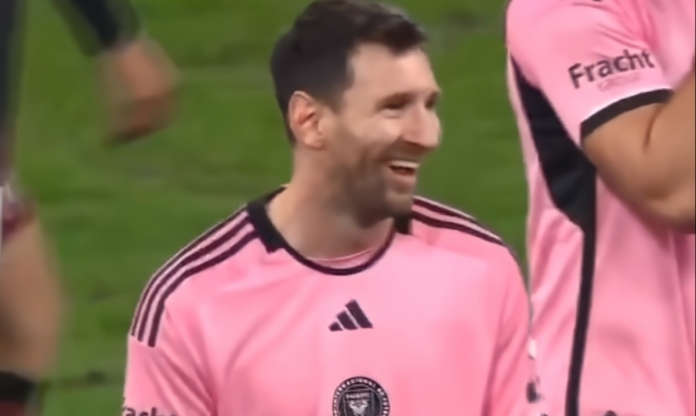 Messi cười tươi khi thấy đồng đội đá penalty quá dở