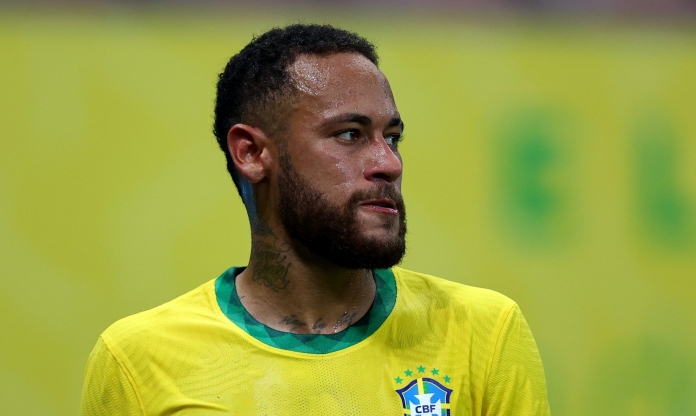 Neymar hứng chịu chỉ trích vì giúp Dani Alves 'chạy án'