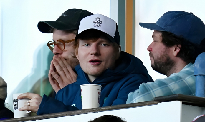 Ed Sheeran phấn khích cổ vũ đội bóng yêu quý