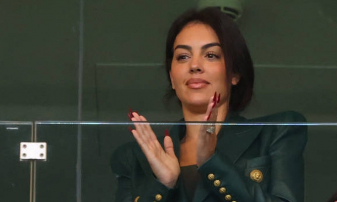 Bạn gái Ronaldo khoe 'đường cong' sắc nét khiến nhiều người xuýt xoa