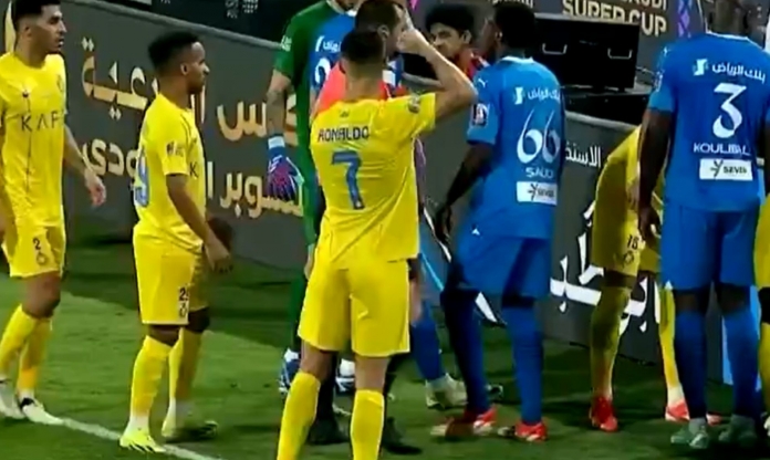 Ronaldo giơ nắm đấm kỳ lạ sau khi nhận thẻ đỏ trực tiếp