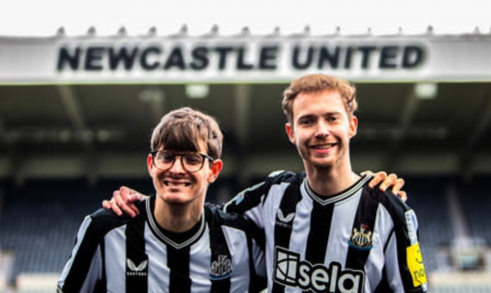Newcastle thể hiện cử chỉ đẹp với 'người khiếm thính'