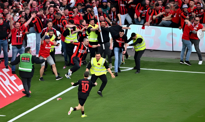 CĐV Leverkusen ăn mừng quá khích dù trận đấu chưa kết thúc
