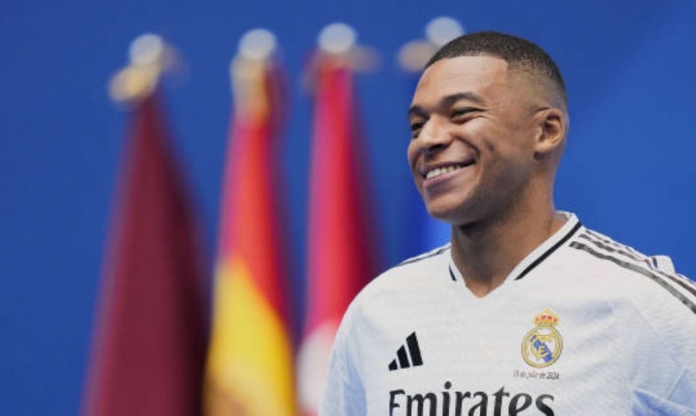 Mbappe đăng ảnh khoác áo Real, thể hiện niềm hạnh phúc