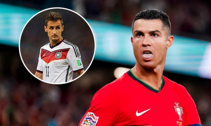 Ronaldo hóa 'cỗ máy ghi bàn' tuổi 30, khiến kỷ lục gia World Cup bẽ mặt