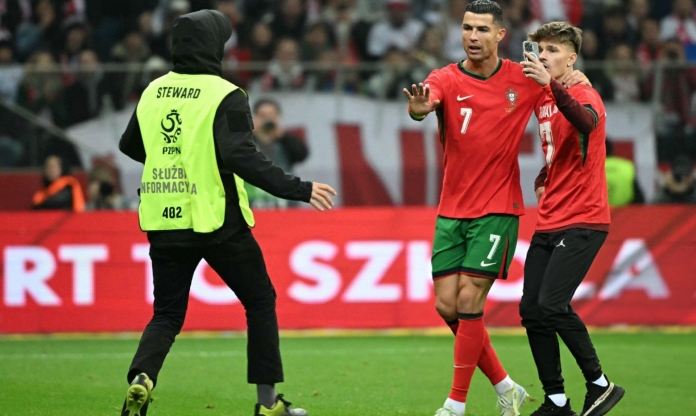 Ronaldo bảo vệ CĐV quá khích, tạo dáng 'tự sướng'