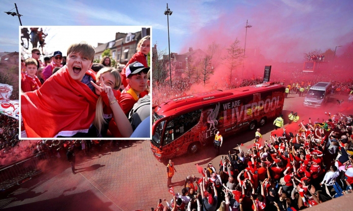 CĐV Liverpool 'trẩy hội' trước giờ vô địch Ngoại hạng Anh