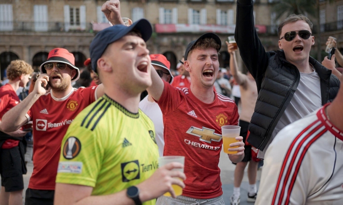 Cổ động viên MU và Tottenham hỗn chiến trước chung kết C2