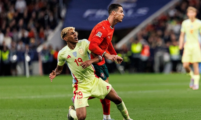 Cổ động viên: 'Ronaldo đã thay Messi tắm cho Yamal'
