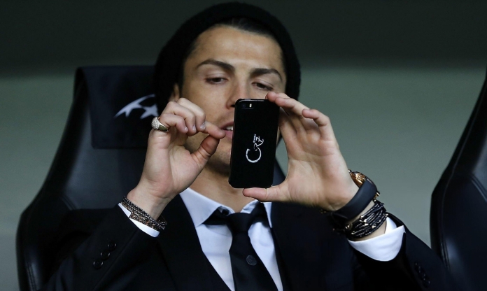 Ronaldo tặng Iphone đời mới cho các đồng đội Real