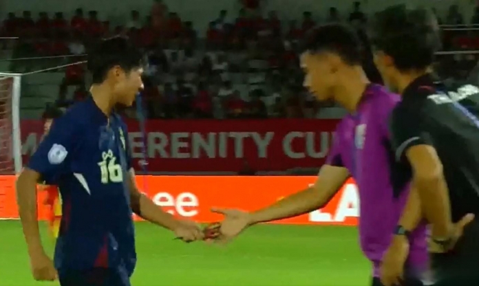 Cầu thủ Thái Lan cầm vật thể lạ trong trận gặp Việt Nam