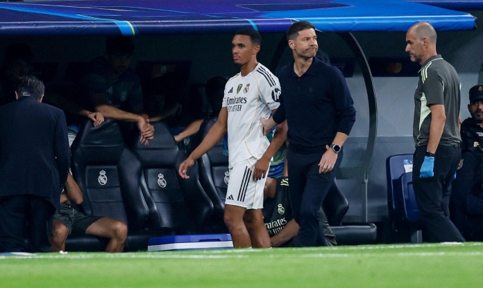 Xabi Alonso nói thẳng mức độ chấn thương của Trent Arnold