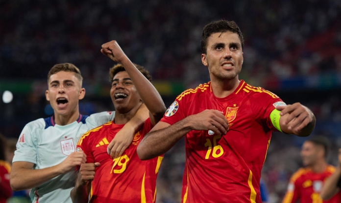 Yamal trở lại tuyển Tây Ban Nha, Rodri bị loại